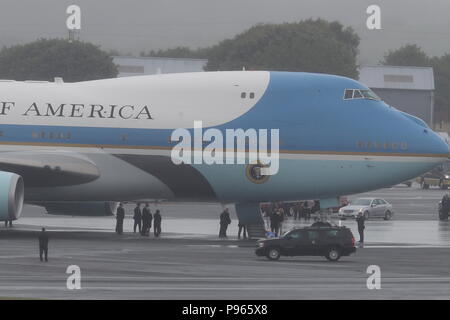 Der US-Präsidentschaftswahl Konvoi kommt an Air Force One auf dem Flughafen Prestwick, Ayrshire, als US-Präsident Donald Trump und seine Frau Melania bereiten die UK, nachdem das Wochenende im Trump Turnberry Resort zu verlassen, für Finnland, wo der Präsident der USA Gespräche mit russischen Führers Wladimir Putin in Helsinki halten wird gebunden, folgenden Sitzungen mit Theresa May und die Königin in einem Wirbelwind Tour, die vor dem Hintergrund der Massenproteste gegen seine Politik in Großbritannien nahm. Stockfoto