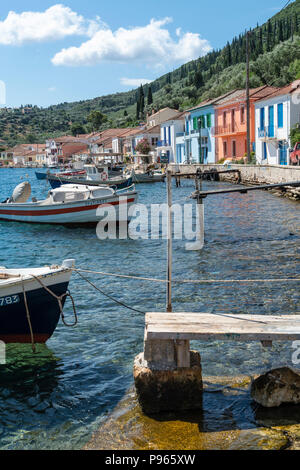 Bunte alte Häuser in der Stadt Vathy auf der Insel Ithaka, Ionische Meer, Griechenland Stockfoto