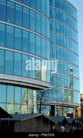 Glas moderne Bürogebäude in London Bridge City am Südufer der Themse in London, England. Imbissstände im Vordergrund mit Menschen. Stockfoto