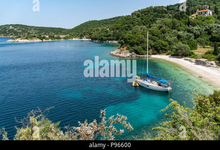 Yacht vor Anker in einer der vielen kleinen Buchten in der Nähe von kioni an der nordöstlichen Küste der Insel Ithaka, Ionische Meer, Griechenland Stockfoto