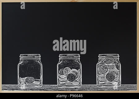 Investitionen oder Speichern Konzept. Schwarze Schiefertafel mit Baum Glas Glas und gestapelte Münzen in drei Schritt mit Kreide brush Design. Kopieren Sie Platz. Stockfoto