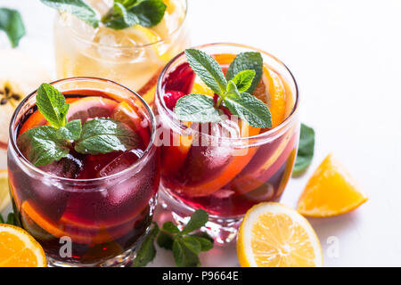 Weiß, rosé und rot Sangria mit Obst, Eis und Minze. Sommer Alkohol trinken und Zutaten. Stockfoto