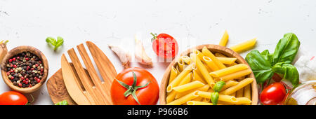 Italienisches Essen Hintergrund. Pasta, Tomaten, Kräuter und Gemüse auf weißer Tisch. Lange banner Format. Stockfoto