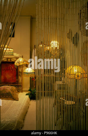 Bambus Vorhang screening der sechziger Jahre mit der dreißiger Jahre Schlafzimmer Lampen Stockfoto