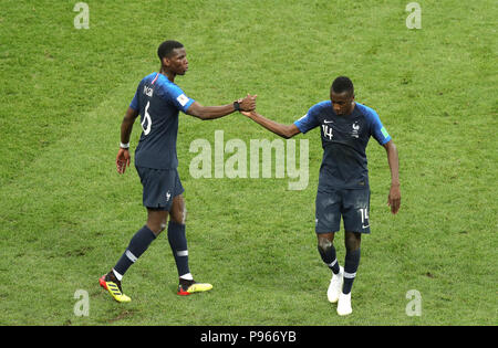 Frankreich Paul Pogba (links) und Blaise Matuidi während der FIFA WM-Finale bei den Luzhniki Stadion, Moskau. Stockfoto