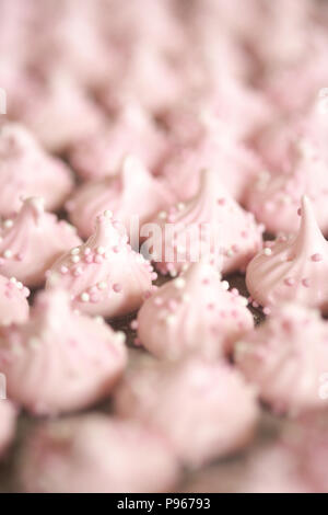 Französische Meringue in Rosa Stockfoto