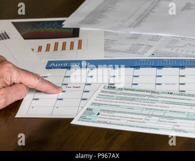 Form 1040 Vereinfachte ermöglicht die Einreichung von Steuern auf Postkarte Stockfoto