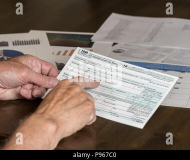 Form 1040 Vereinfachte ermöglicht die Einreichung von Steuern auf Postkarte Stockfoto