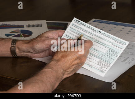 Form 1040 Vereinfachte ermöglicht die Einreichung von Steuern auf Postkarte Stockfoto