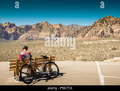 Radfahrer rast auf einer Bank in der Red Rock Canyon National Conservation Area am Rande von Las Vegas, Nevada. Stockfoto