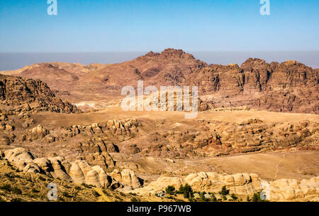 Blick über die karge hügeligen Landschaft der Wüste, zum Propheten Aaron Grab, Petra, Jordanien, Naher Osten Stockfoto