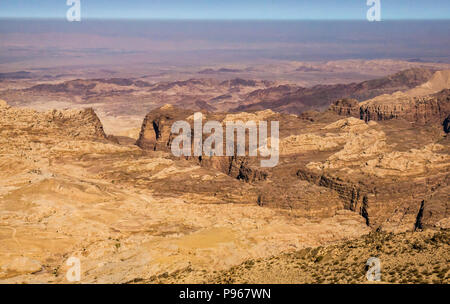 Blick über die karge Landschaft deseert zu Petra Tal und die Schlucht, Jordanien, Naher Osten Stockfoto