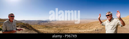 Humorvoll vortäuschen Raub in Panorama mit älteren Mann in zwei stellt mit Blick auf die Wüste Tal, Jordanien, Naher Osten Stockfoto