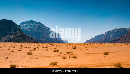 Fahrzeug 4x4 Tracks in Wadi Rum wüste Tal, Jordanien, Naher Osten Stockfoto