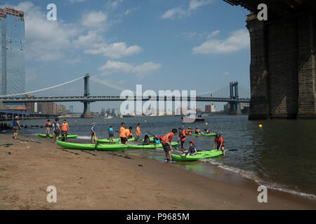 Auf die Stadt des Wassers Tag, Juli 14, 2018, New York City's Wirtschaftsförderungsgesellschaft öffnete die natürlichen Strand unter der Brooklyn Bridge für Kajak Stockfoto