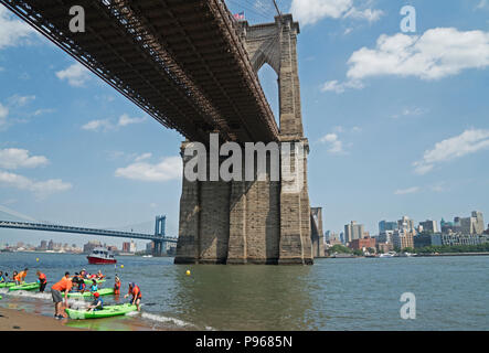 Auf die Stadt des Wassers Tag, Juli 14, 2018, New York City's Wirtschaftsförderungsgesellschaft öffnete die natürlichen Strand unter der Brooklyn Bridge für Kajak Stockfoto