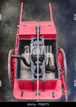 Löschfahrzeug mit Pumpe und Brandschutzanlagen zurück zum Ende des 19. Jahrhundert. Stockfoto