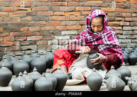 Alte nepalesische Frau, Tongefäße, Töpfer Square in der Nähe von taumadhi in Bhaktapur, Nepal Stockfoto