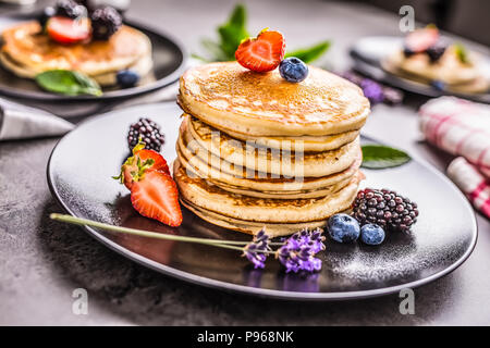 Pfannkuchen mit Erdbeeren Brombeeren Heidelbeeren Lavendel und Minze. Stockfoto