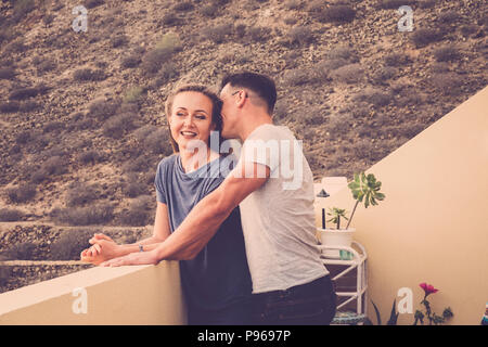 Nettes junges paar Kaukasier in Liebe zusammen Flirten und romantische Zeit zusammen genießen Sie auf der Terrasse mit Bergblick natürlichen Hintergrund. Glück und rel Stockfoto