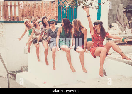 Gruppe von sieben jungen schönen Lächeln Frau krank im Urlaub und Freundschaft oder Beziehung bleiben zusammen Hinsetzen und verrückt mit Lachen gehen. Sommer col Stockfoto