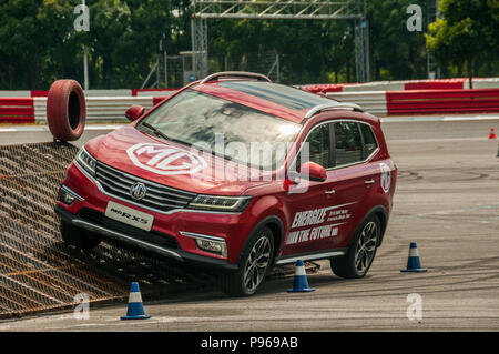 MG RX 5 auf dem Roewe RX 5 und für den Export in den Südamerikanischen Markt an einem Hang off road Simulation nachgewiesen werden. Stockfoto