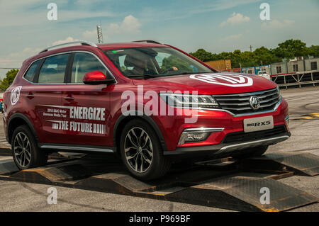 MG RX 5 auf dem Roewe RX 5 und für den Export in den Südamerikanischen Markt auf einem holprigen Strasse Offroad Simulation nachgewiesen werden. Stockfoto