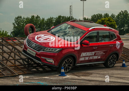 MG RX 5 auf dem Roewe RX 5 und für den Export in den Südamerikanischen Markt an einem Hang off road Simulation nachgewiesen werden. Stockfoto