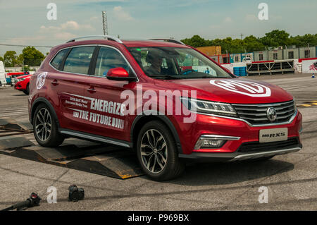 MG RX 5 auf dem Roewe RX 5 und für den Export in den Südamerikanischen Markt auf einem holprigen Strasse Offroad Simulation nachgewiesen werden. Stockfoto