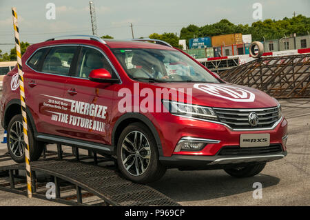 MG RX 5 auf dem Roewe RX 5 und für den Export in den Südamerikanischen Markt auf einem Off-road-Simulation auf einem nicht-parallelen Brücke gezeigt wird. Stockfoto