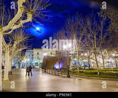 Logrono, La Rioja, Spanien. April 23, 2018: Nachts Bild eines zentralen Plaza von logrono mit dem Vollmond teilweise von Wolken bedeckt, sehr illuminat Stockfoto