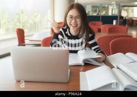 Schöne asiatische Mädchen feiern Sie mit Laptop, Erfolg oder glücklich darstellen, Bildung oder Technologie oder startup Business Konzept, moderne Büro oder Wohnzimmer w Stockfoto