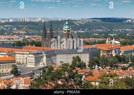 Panorama von Prag in der Nähe des Kloster Strahov, zeigen die Burganlage und der Metropolitan Kathedrale des heiligen Veit, Wenzel Stockfoto