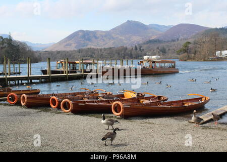 Lady Derwentwater Motorstart mit Derwent Isle im Hintergrund. Cumbria Großbritannien, Großbritannien Stockfoto