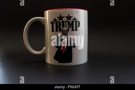 Trump Daumen hoch machen Amerika wieder einmal Super Cup im Studio Light trump Kampagne Kaffeetasse Stockfoto