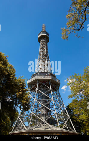 Der Petřín-Aussichtsturm, der Aussichtsturm Petřín ist eine 63,5 Meter hohe Stahl- rahmen Turm in Prag, die stark den Eiffelturm ähnelt. Helle Stockfoto