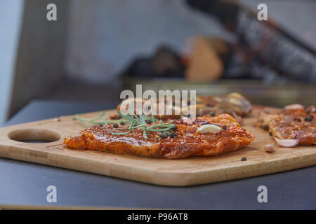 Rohen und gegrilltem Schweinefleisch Stockfoto