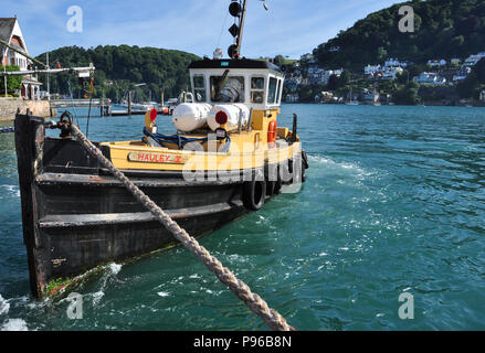 Tug Boat Transport der unteren Autofähre zwischen Dartmouth und Kingswear, South Devon, England, Großbritannien Stockfoto