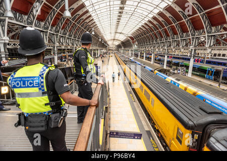 British Transport Police am Bahnhof Paddington in London Stockfoto