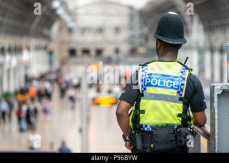 British Transport Police am Bahnhof Paddington in London Stockfoto