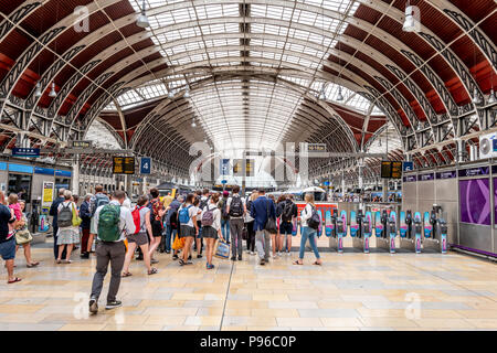 Passagiere, die durch das Ticket Barrieren am Bahnhof Paddington in London vorbei Stockfoto