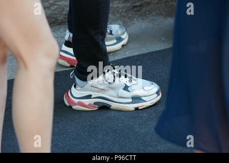 Mailand - Juni 18: Mann mit Balenciaga Schuhe vor Fendi fashion show, Mailand Fashion Week street style am 18. Juni 2018 in Mailand. Stockfoto