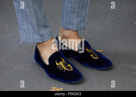 Mailand - Juni 18: Mann mit blauem Samt Schuhe mit goldenen Skorpion design vor Fendi fashion show, Mailand Fashion Week street style am 18. Juni 2018 in Stockfoto