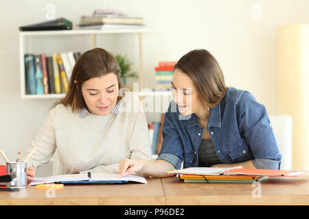 Zwei konzentrierte Schüler gemeinsam lernen auf einem Desktop zu Hause Stockfoto