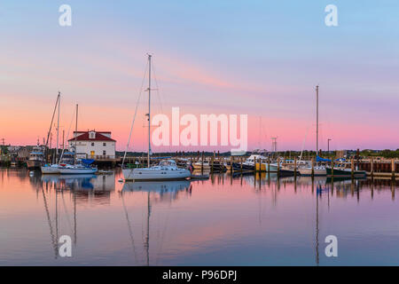 Boote angedockt in Menemsha Becken unter einer Pre-sunrise Himmel, in dem Fischerdorf Menemsha in Chilmark, Mass auf Martha's Vineyard. Stockfoto