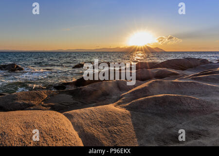 Vourvourou - Karidi Strand mit dem Berg Athos im Hintergrund überrascht bei Sonnenaufgang. Stockfoto