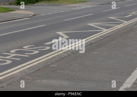 Fahrbahnmarkierungen in Städte, Oxfordshire UK. 13. Mai 2018. UK Wetter: Weise Zeichen in Städte West Oxfordshire geben, auf den Straßen von Oxfordshire. Stockfoto