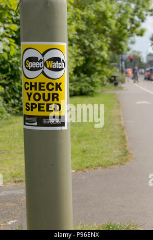 Ihre Geschwindigkeit Zeichen prüfen, Oxfordshire UK. 13. Mai 2018. UK Wetter: ihr Vorzeichen der Drehzahl prüfen, Städte West Oxfordshire, auf den Straßen von Oxfordshire. Stockfoto