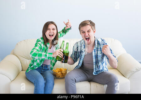 Fußball wm Konzept - Paar Freunde sitzen in Sofa anschauen Sport Spiel auf tv Stockfoto