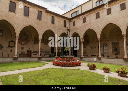 Die Basilica di Sant'Antonio vom Kreuzgang in Padua, Italien, im Sommer Stockfoto